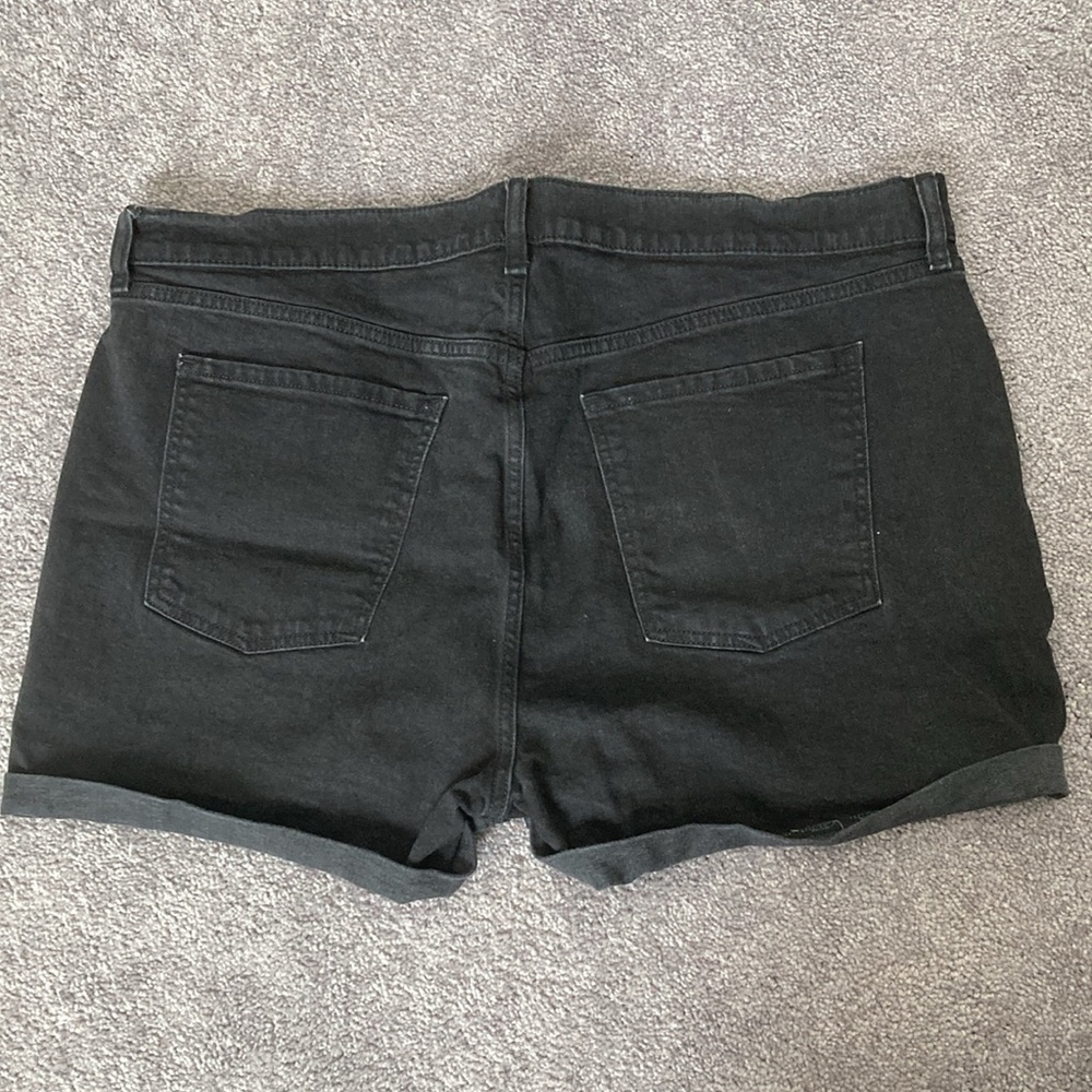 Mid-Rise Black-Wash Ripped Boyfriend Jean Shorts, Size 18 - Picture 2 of 7